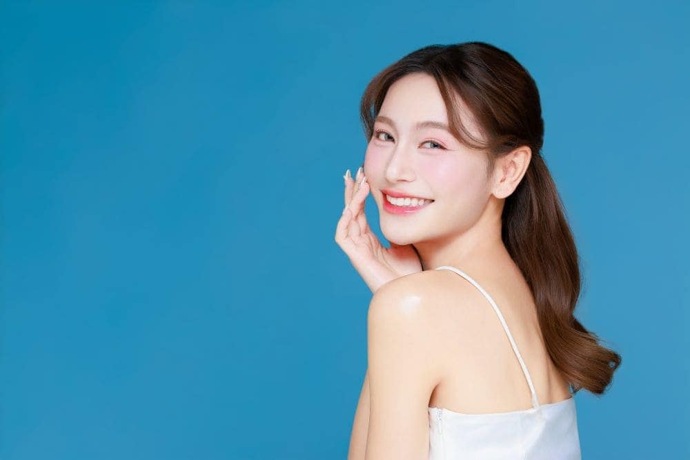หญิงสาวเลือกทำโปรแกรมฟิลเลอร์ยี่ห้อ Restylane ให้หน้าแลดูอิ่มเอิบและอ่อนเยาว์