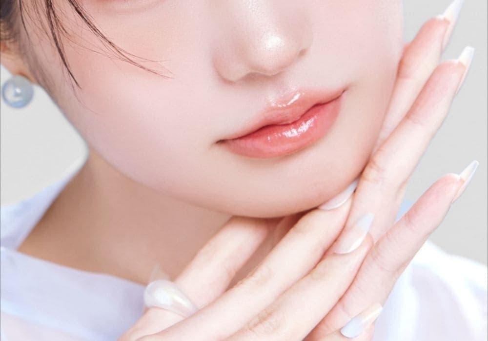 หญิงสาวริมฝีปากอวบอิ่มดูสุขภาพดีหลังเติมโปรแกรมฟิลเลอร์ Juvederm